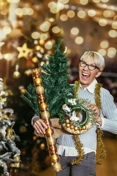 Seniorin Auf Weihnachtsmarkt Kauft Baum Deko Spielzeug Und Kugeln Konzept — Stockfoto