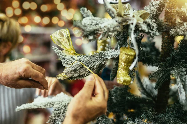 Adam Noel Ağacını Süslüyor Tatil Için Hazırlanıyorum — Stok fotoğraf
