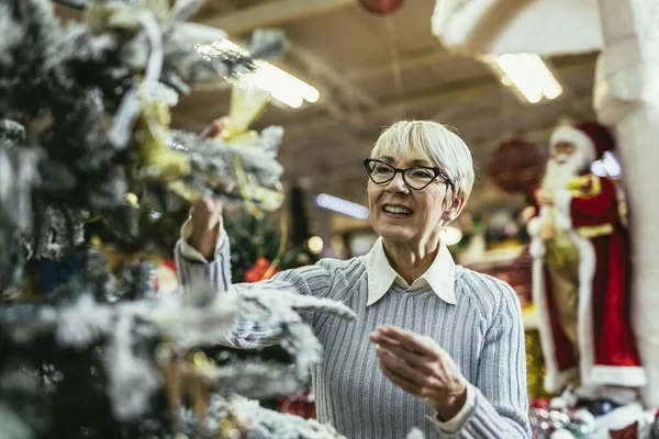 Mujer Mayor Mercado Navidad Comprando Juguetes Decorativos Pelotas Concepto Compras — Foto de Stock