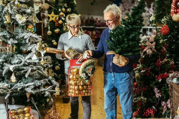 Noel Pazarı Nda Ağaç Dekor Oyuncakları Balo Alan Yaşlı Çift — Stok fotoğraf