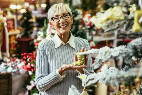 Старшая Женщина Рождественском Рынке Покупает Игрушки Мячи Концепция Рождественских Новогодних — стоковое фото