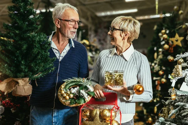 Ηλικιωμένο Ζευγάρι Στη Χριστουγεννιάτικη Αγορά Που Αγοράζει Δέντρο Παιχνίδια Διακόσμησης — Φωτογραφία Αρχείου