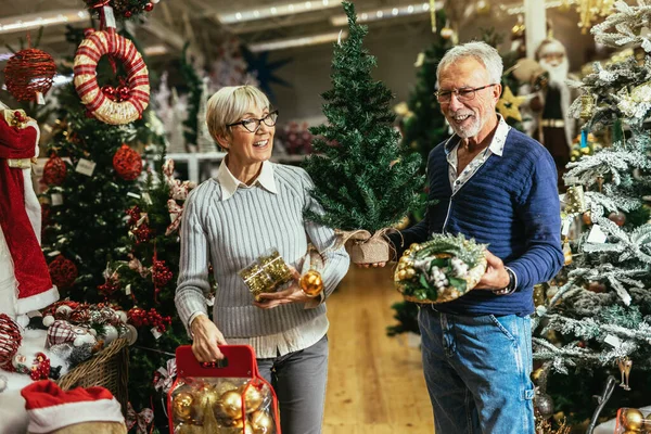 Ηλικιωμένο Ζευγάρι Στη Χριστουγεννιάτικη Αγορά Που Αγοράζει Δέντρο Παιχνίδια Διακόσμησης — Φωτογραφία Αρχείου