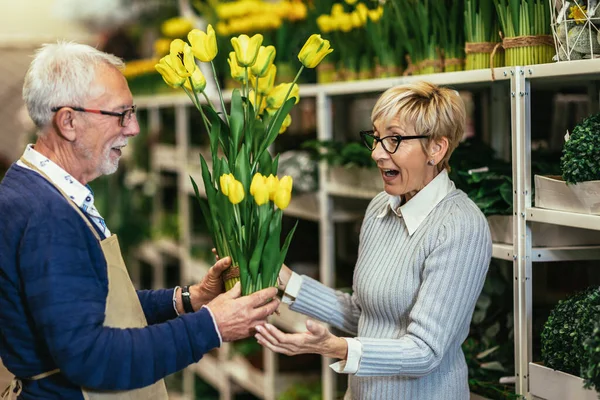 Mujer Mayor Comprando Flores Florería Local — Foto de Stock