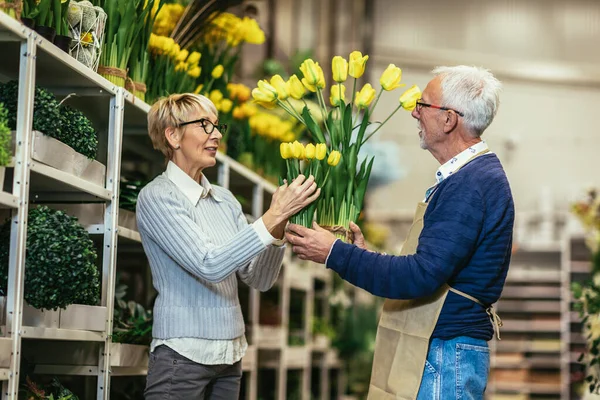 Старшая Женщина Покупает Цветы Местном Цветочном Магазине — стоковое фото