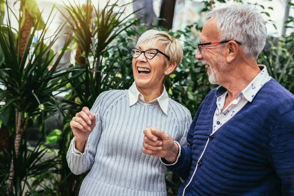 Senioren Paar Kiezen Potplant Het Tuincentrum — Stockfoto