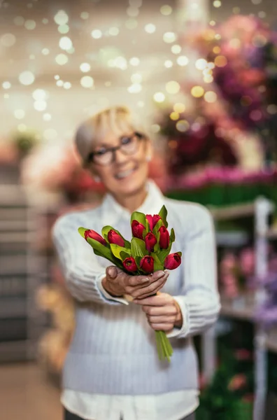 Velha Senhora Sorrindo Segurando Buquê Flores Mão Loja Flores — Fotografia de Stock