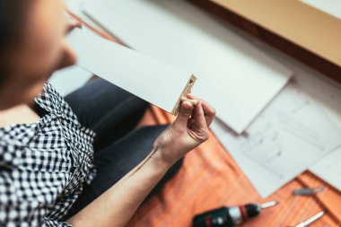 El ele tutuşup oturma odası için yeni bir mobilya monte ediyoruz..