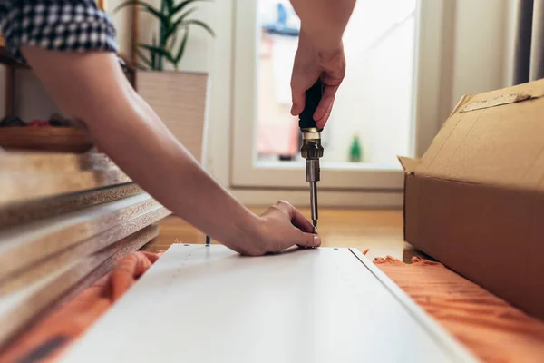 Close Hands Assembling New Piece Furniture Living Room — Stock Photo, Image