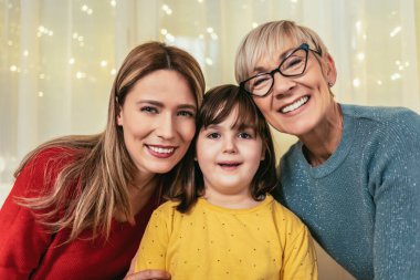 Büyükanne, kız ve torun Noel 'i neşeyle kutluyorlar.