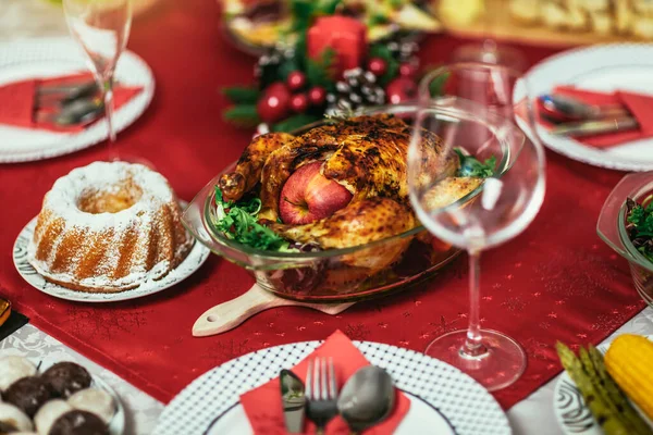 Lezzetli Yiyeceklerle Dolu Bir Noel Masası — Stok fotoğraf