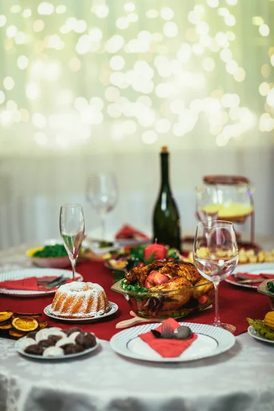Mesa Navidad Llena Deliciosa Comida —  Fotos de Stock