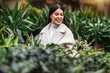 genç bir kadın çiçek Bahçe Merkezi satın 