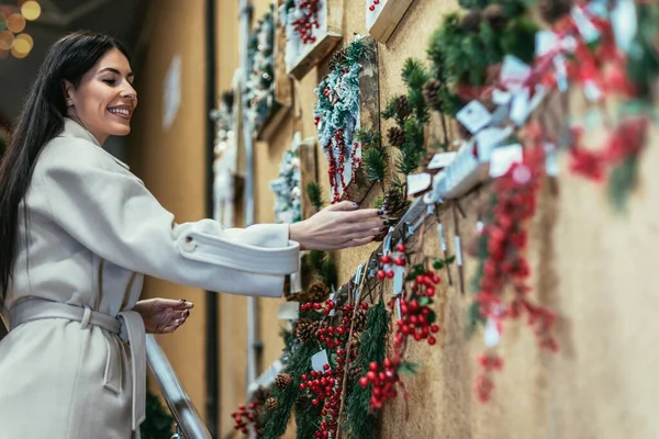 Mladá Žena Vybírá Vánoční Ozdoby Obchodě Dekorativním Zbožím Dívka Kupuje — Stock fotografie