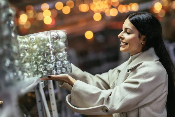 Mujer Joven Seleccionando Decoraciones Navideñas Tienda Artículos Decorativos Chica Compra — Foto de Stock