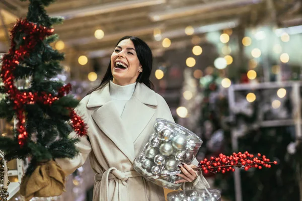 Junge Frau Bei Der Auswahl Von Weihnachtsdekorationen Geschäft Für Dekorationsartikel — Stockfoto