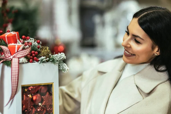 Junge Frau Bei Der Auswahl Von Weihnachtsdekorationen Geschäft Für Dekorationsartikel — Stockfoto