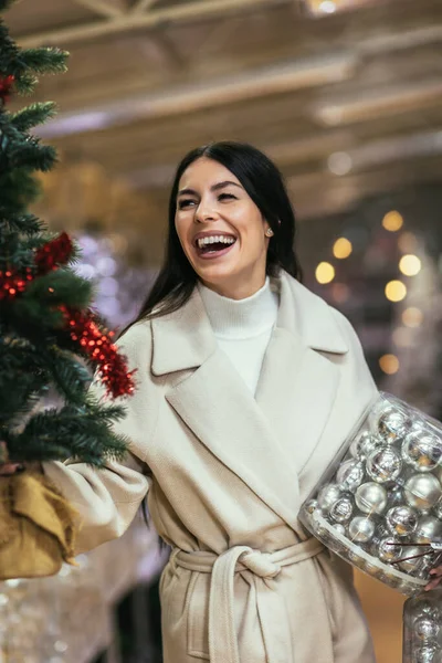 Νεαρή Γυναίκα Επιλέγει Χριστουγεννιάτικα Στολίδια Κατάστημα Διακοσμητικών Ειδών Κορίτσι Αγοράζει — Φωτογραφία Αρχείου