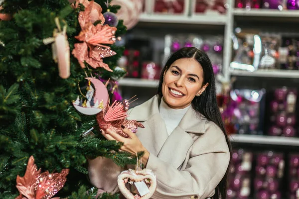 Νεαρή Γυναίκα Επιλέγει Χριστουγεννιάτικα Στολίδια Κατάστημα Διακοσμητικών Ειδών Κορίτσι Αγοράζει — Φωτογραφία Αρχείου
