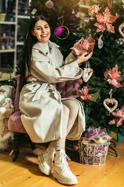 Mujer Joven Seleccionando Decoraciones Navideñas Tienda Artículos Decorativos Chica Compra — Foto de Stock