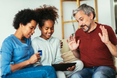 Çevrimiçi Alışveriş İçin Evde Dijital Tablet ve Kredi Kartı Kullanılıyor.