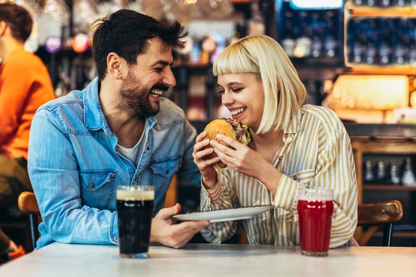 Fiatal Szerelmesek Jól Érzik Magukat Együtt Étteremben Hamburgert Esznek Sört — Stock Fotó