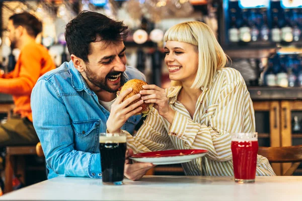 Junges Verliebtes Paar Verbringt Seine Freizeit Gemeinsam Restaurant Isst Burger — Stockfoto