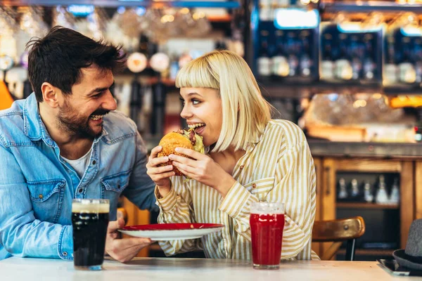 Jong Paar Liefde Hebben Plezier Besteden Vrije Tijd Samen Restaurant — Stockfoto