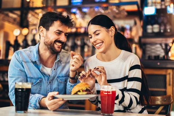 Jong Paar Liefde Hebben Plezier Besteden Vrije Tijd Samen Restaurant — Stockfoto