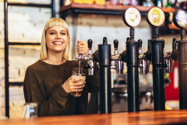 Vrouwelijke Bartender Bier Tappen Staaf — Stockfoto