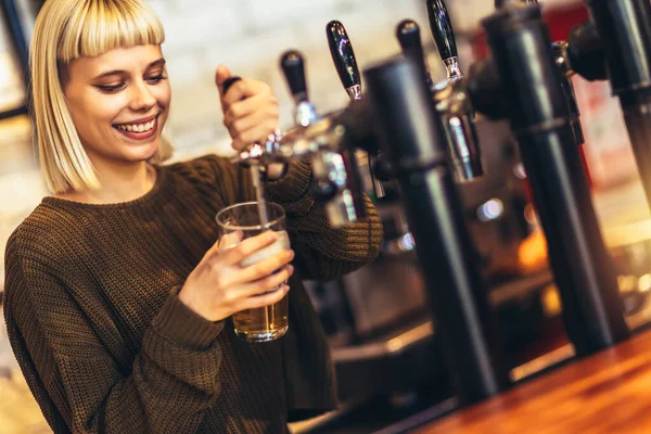 Kadın Barmen Bira Dokunarak Çubuk — Stok fotoğraf
