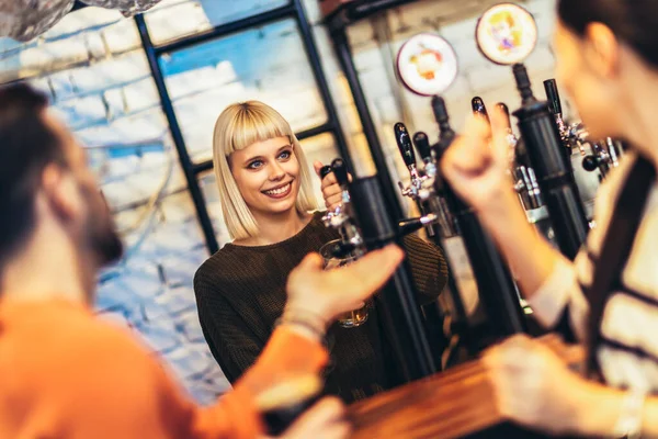Kobiece Barman Naciskając Piwo Barze — Zdjęcie stockowe