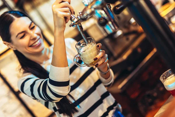 Barkeeperin Zapft Bier Bar — Stockfoto