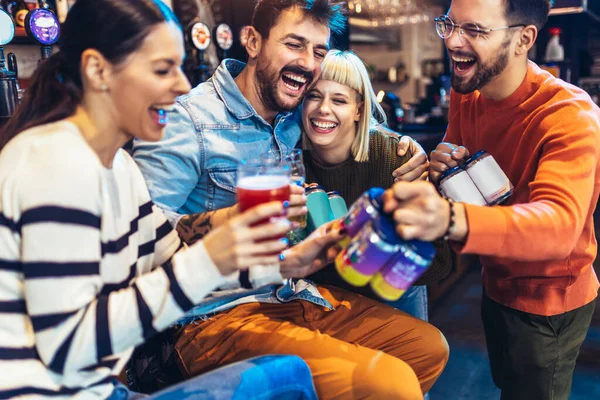 Lächelnde Junge Freunde Trinken Craft Beer Der Kneipe — Stockfoto