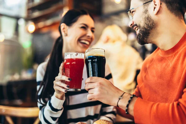 Bardaki Gülümseyen Genç Çift Farklı Yapımı Biralarla Kadeh Kaldırıyor — Stok fotoğraf