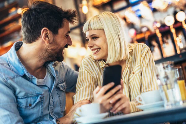 Junges Glückliches Paar Nutzt Smartphone Café — Stockfoto