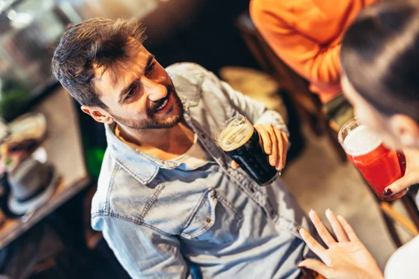 若いカップルを笑顔でバーでさまざまな種類のクラフトビール — ストック写真