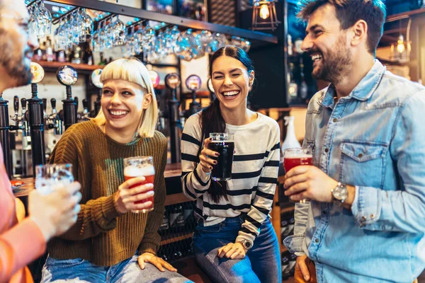 Gülümseyen Genç Arkadaşlar Barda Yapımı Bira Içiyorlar — Stok fotoğraf
