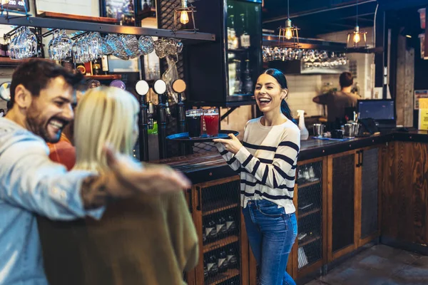 Junge Kellnerin Oder Barkeeperin Serviert Getränke Einer Bar Mit Einem — Stockfoto