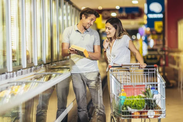 Happy Young Couple Bonding Each Other Smiling While Walking Supermarket — ストック写真