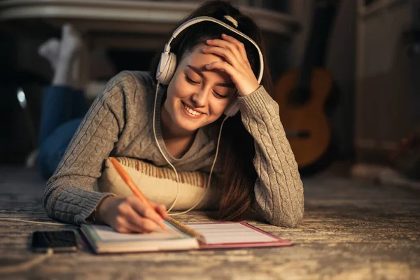 Tiener Schoolmeisje Thuis Doet Haar Huiswerk Tijdens Het Luisteren Naar — Stockfoto
