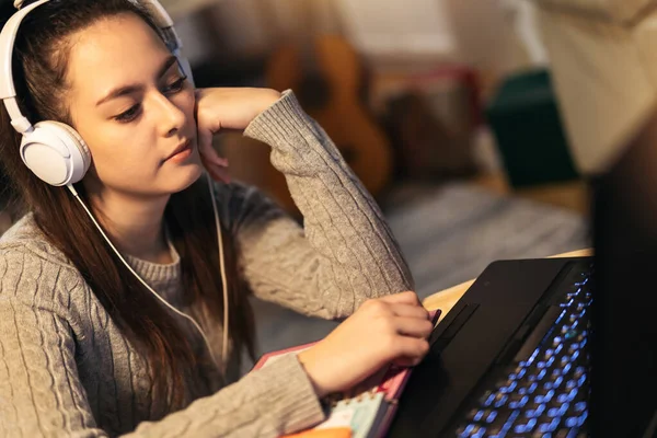 Teenage Girl Learning Line Headphones Laptop Taking Notes Notebook Sitting — Stock Photo, Image