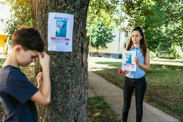 Παιδιά Ψάχνουν Για Έναν Εξαφανισμένο Σκύλο Βάζοντας Αφίσες — Φωτογραφία Αρχείου
