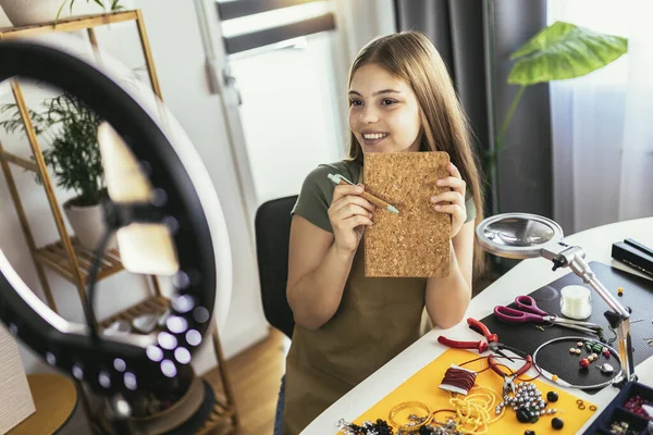 Nastoletnia Dziewczyna Akcesoria Projektant Podejmowania Ręcznie Biżuteria Pracowni Nagrywanie Wideo — Zdjęcie stockowe