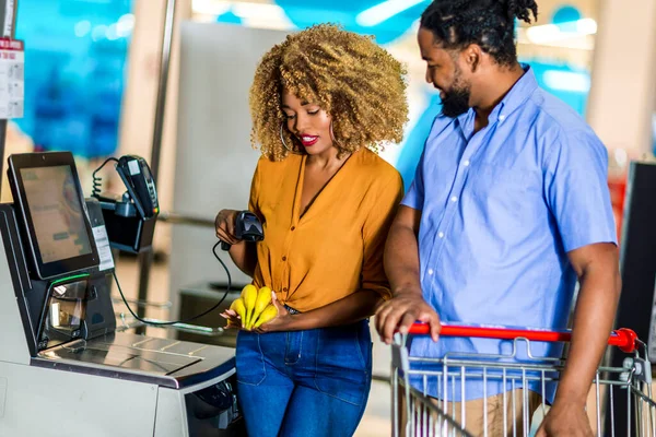 African American Couple Buying Food Grocery Store Supermarket Self Checkout — Stok fotoğraf