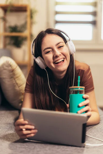 Young Teen Girl Using Digital Tablet Computer Listening Music Home — Stock fotografie