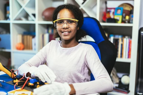 Smart Young African American Schoolgirl Studying Electronics Her Science Hobby — 스톡 사진