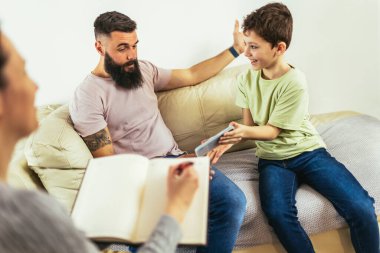 İnternet bağımlısı çocuk babasıyla terapiste gidiyor.