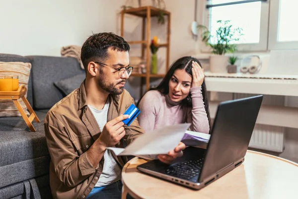 Young Couple Paying Bills Together Customers Paying Credit Card Online — Stockfoto
