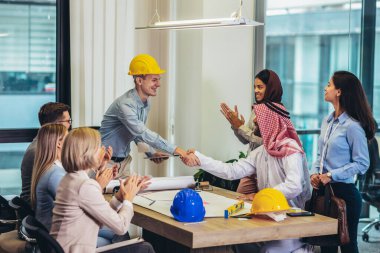 Çok kültürlü iş adamları toplantı ve iş hakkında konuşmak 